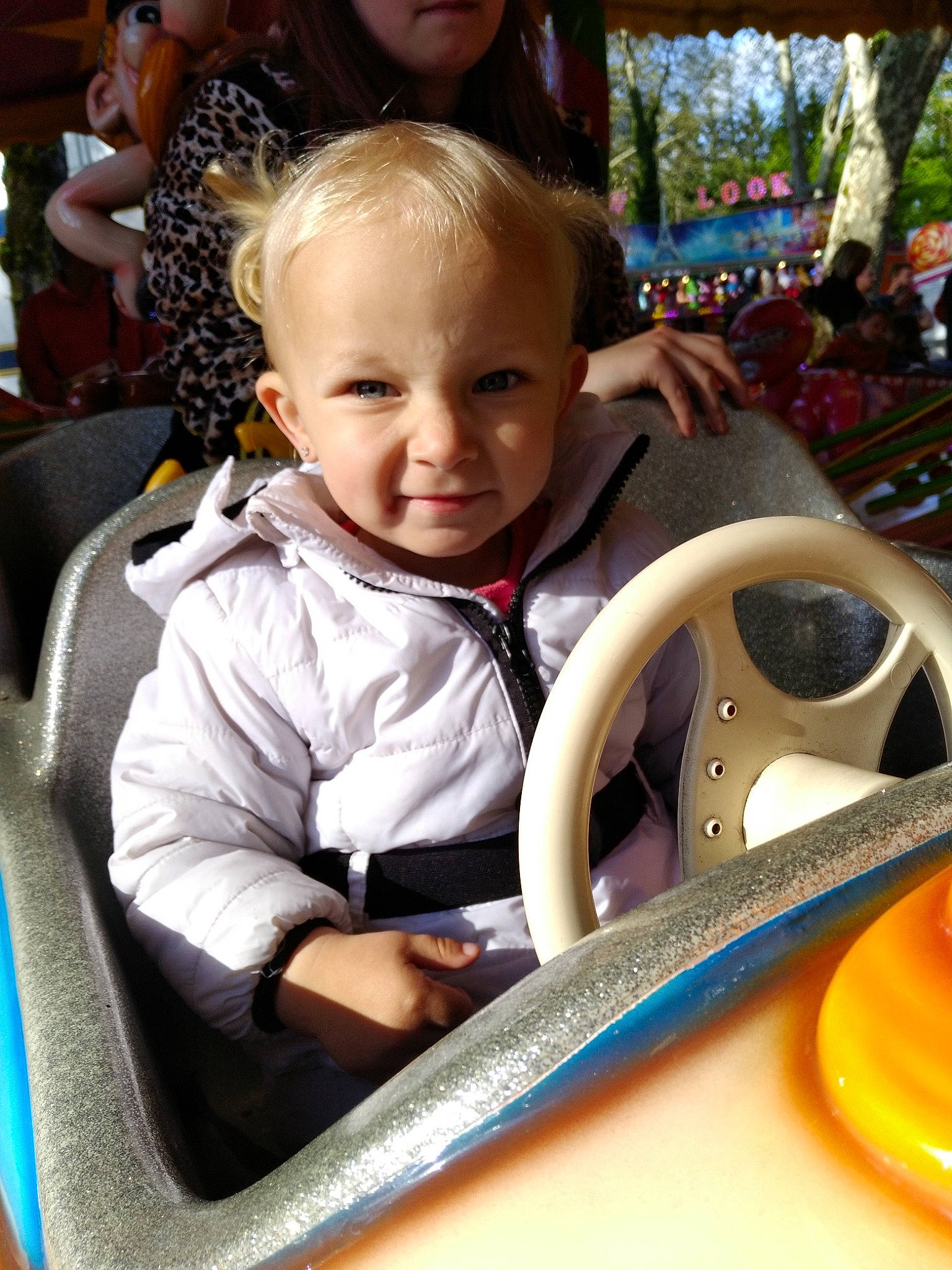 Emmy participe au concours pour gagner de l'argent avec cette photo : baby, child, fun, joy, leisure, person, play, recreation, steering_wheel, toddler, vacation