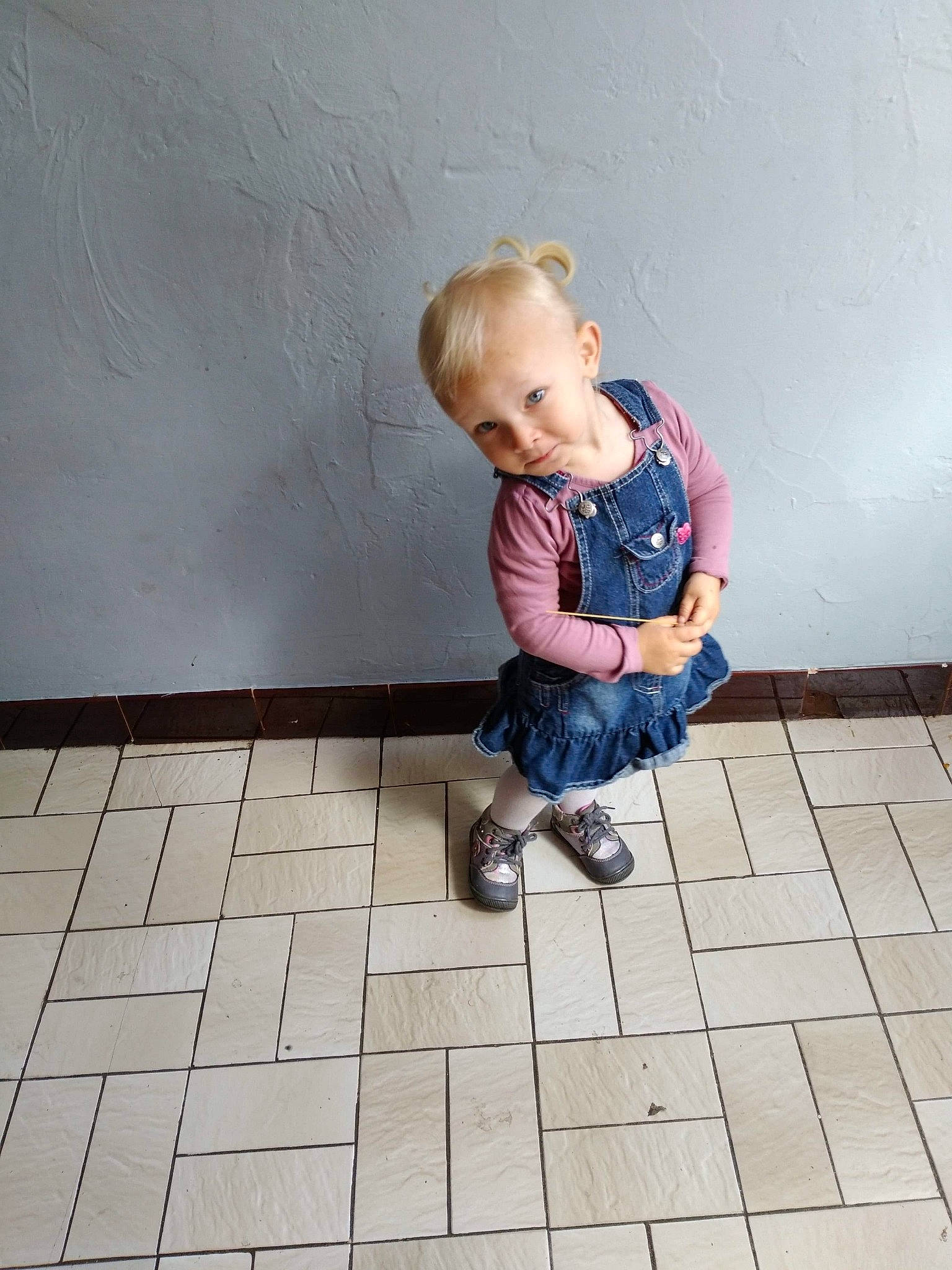 Emmy a rejoint le concours — aidez-le/la à gagner de superbes lots ! baby, child, floor, flooring, fun, leg, person, play, shoe, sitting, tile, toddler, vacation