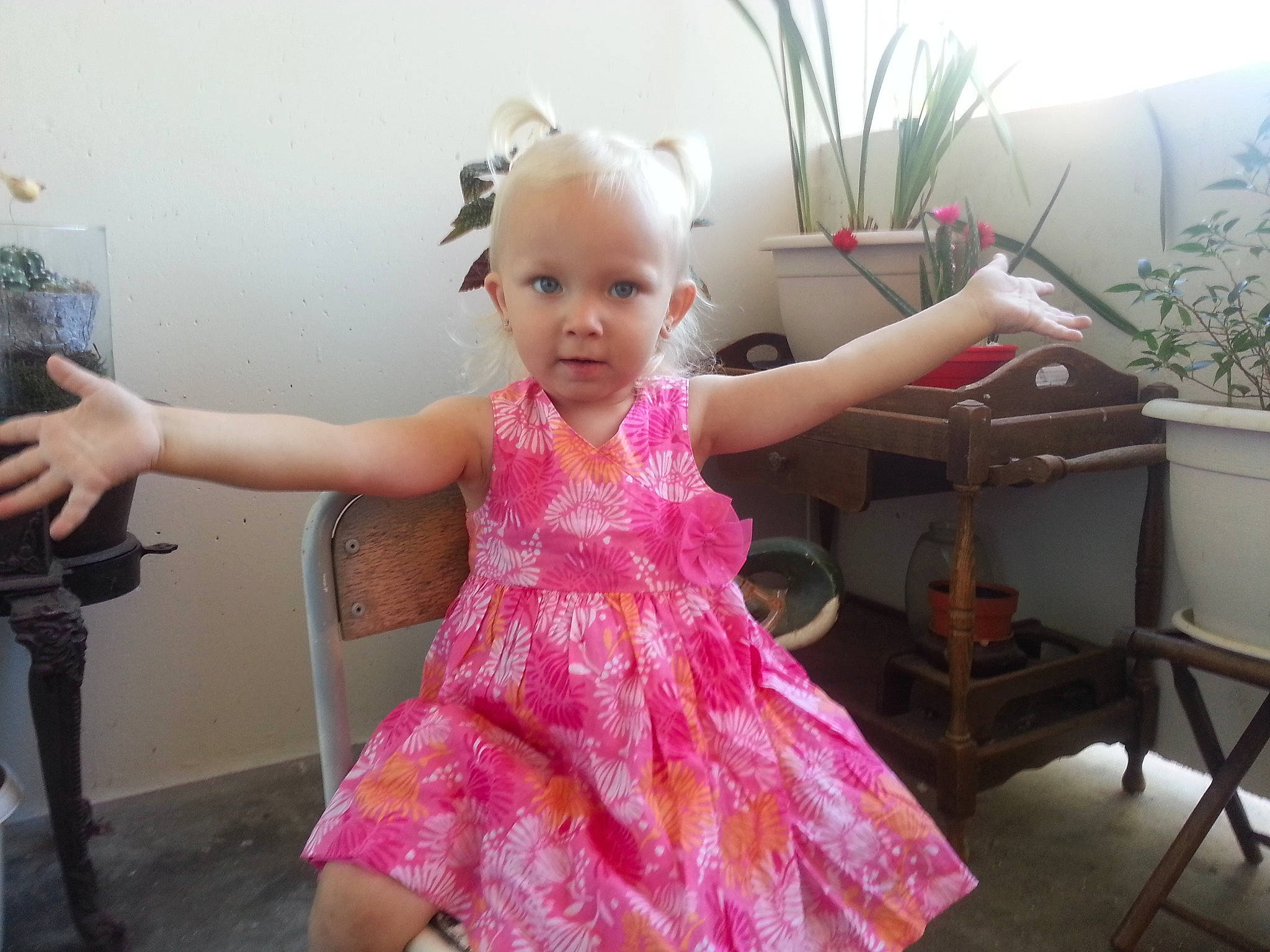 Emmy a rejoint le concours — aidez-le/la à gagner de superbes lots ! child, child_model, clothing, costume, dress, face, fashion, fun, happy, head, party, person, pink, play, shoulder, smile, toddler