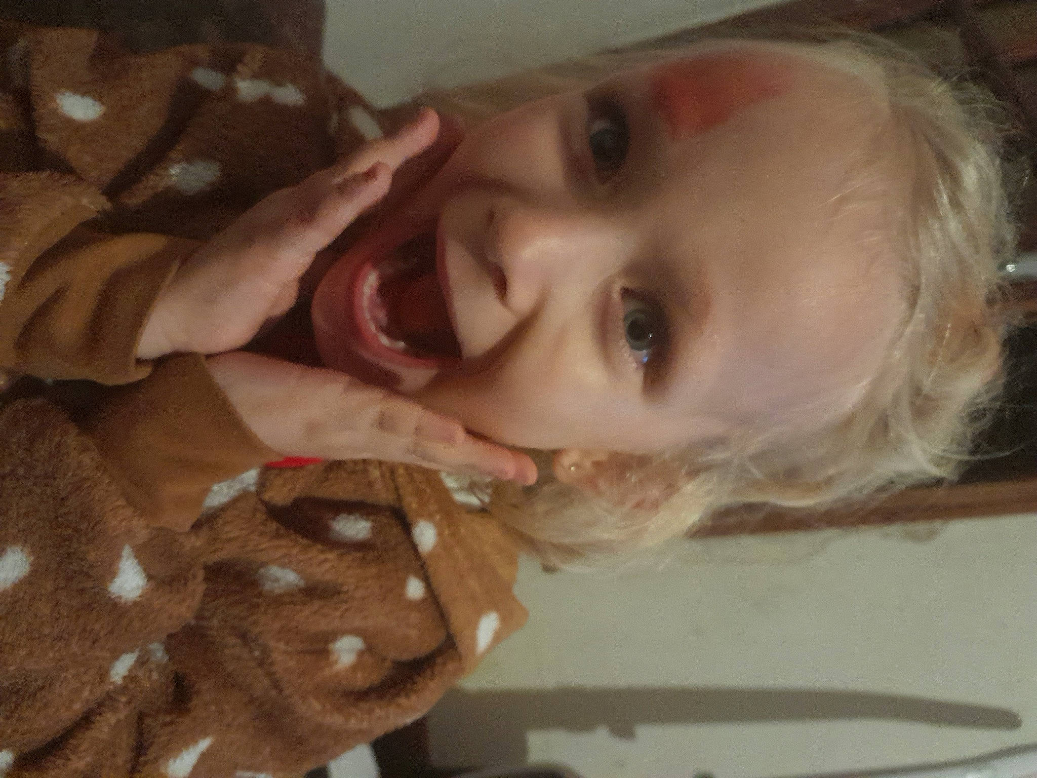 Emmy participe au concours pour gagner de l'argent avec cette photo : arm, cheek, chin, ear, eyebrow, eyelash, face, hair, happy, head, human_body, iris, jaw, lip, mouth, neck, nose, person, skin, smile