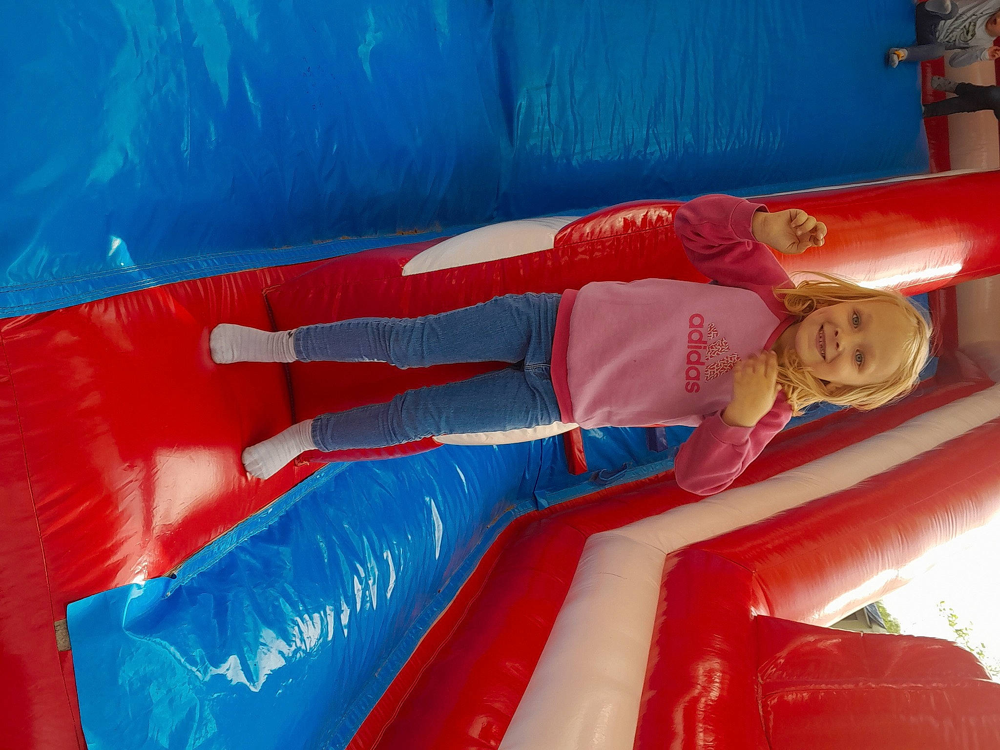 Emmy a rejoint le concours — aidez-le/la à gagner de superbes lots ! blue, bounce_house, carmine, chute, elbow, electric_blue, fun, inflatable, joy, leisure, magenta, outdoor_play_equipment, person, plastic, playground, recreation, rectangle, red, textile