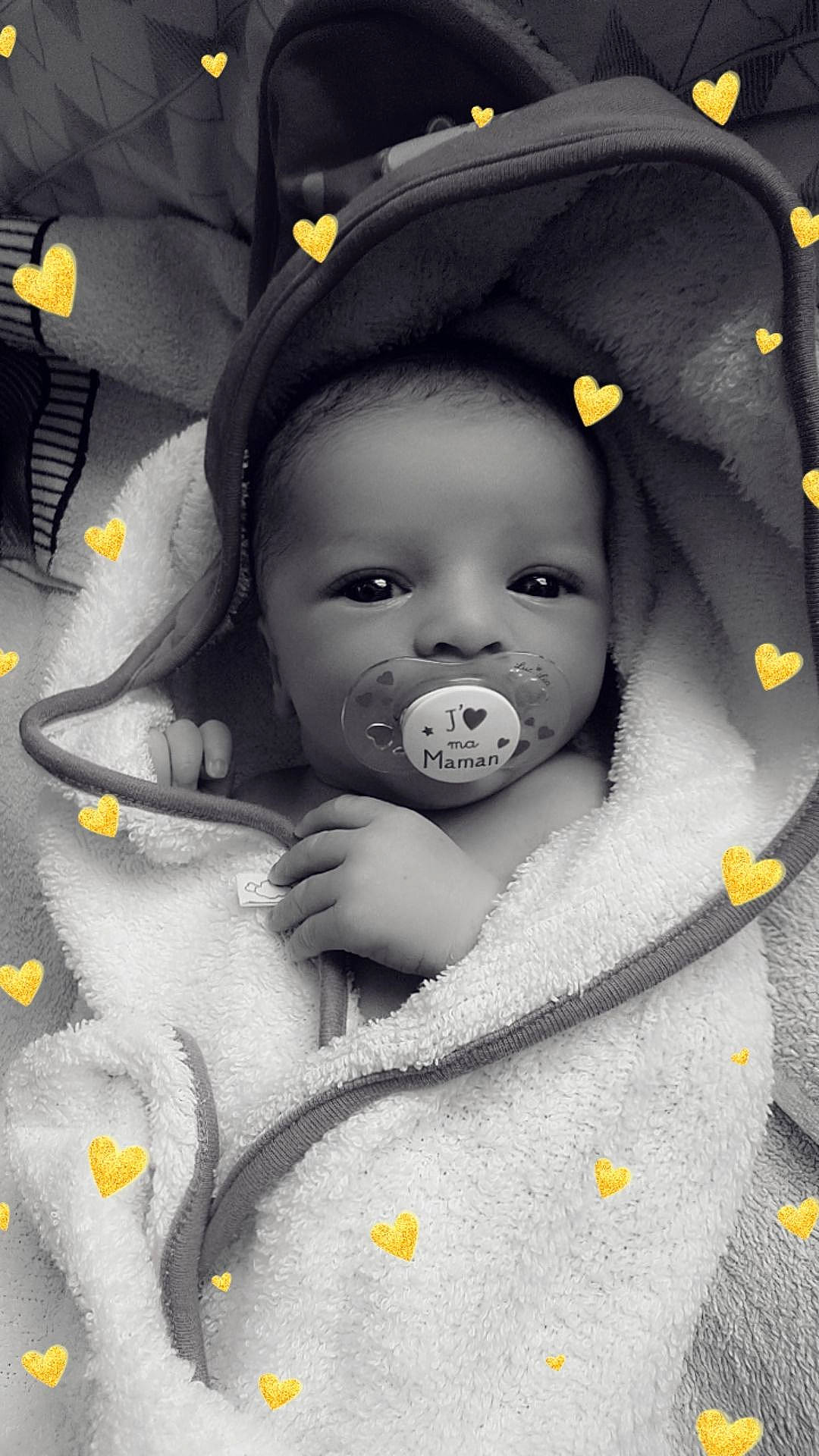 Zaïs participe au concours pour gagner de l'argent avec cette photo : baby, black_and_white, child, eye, lip, person, photography, product, smile, toddler, yellow