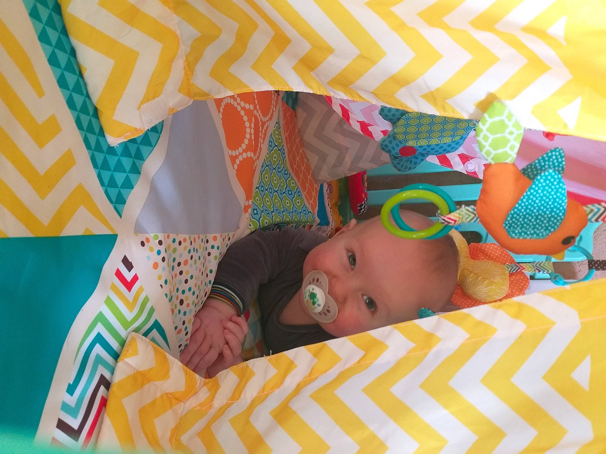 Gabriel participe au concours pour gagner de l'argent avec cette photo : baby, baby_products, baby_safety, baby_sleeping, baby_toddler_clothing, bed, bedding, bedtime, child, comfort, eye, head, headgear, linens, nap, orange, pattern, person, room, textile