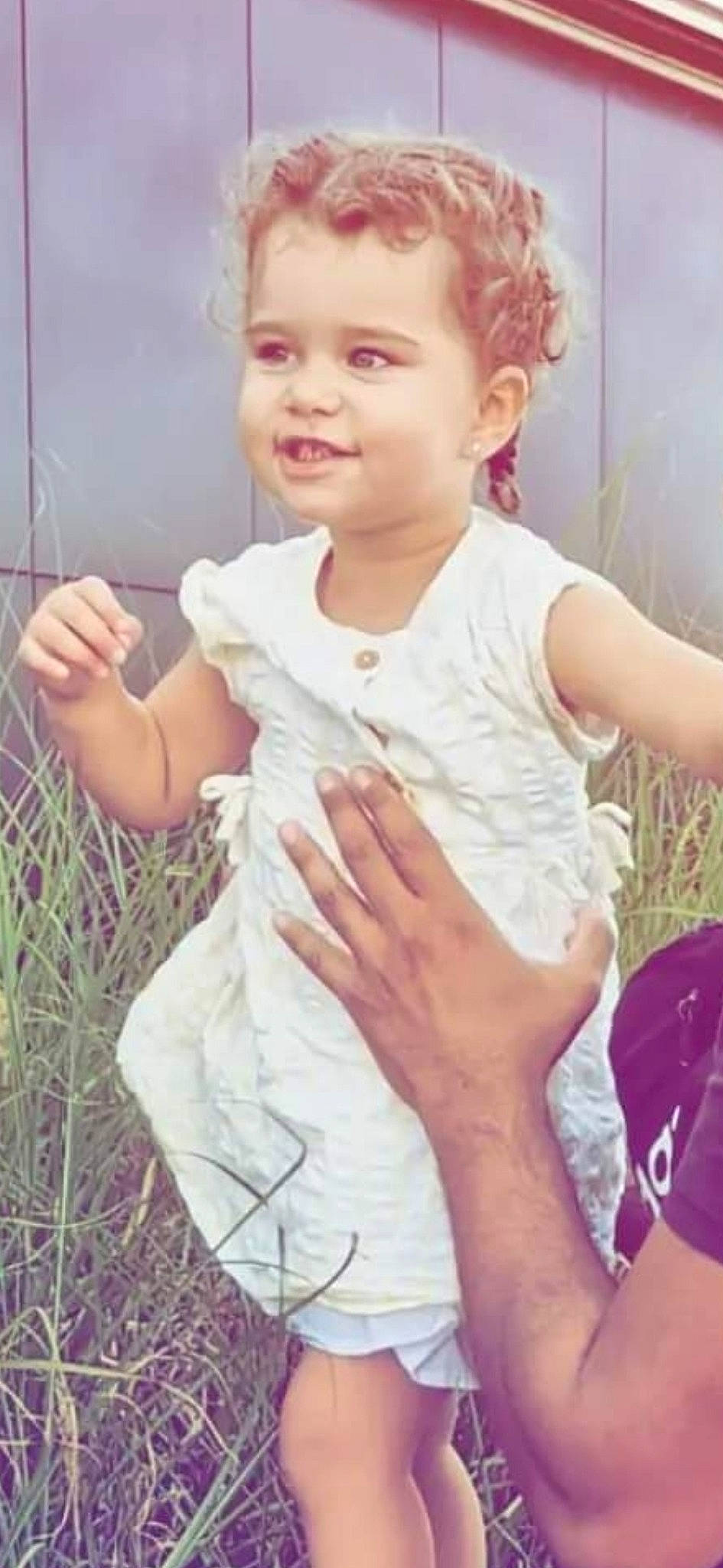 Léna participe au concours pour gagner de l'argent avec cette photo : baby_toddler_clothing, cheek, dress, eye, face, finger, gesture, grass, hand, happy, head, iris, joy, lip, nose, person, plant, skin, sleeve, smile