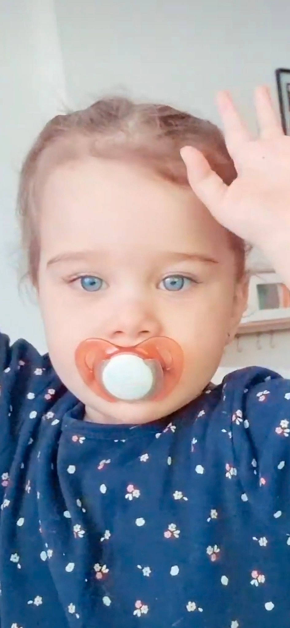 Léna participe au concours pour gagner de l'argent avec cette photo : baby, baby_toddler_clothing, cheek, child, collar, ear, eye, eyebrow, eyelash, face, fun, gesture, happy, iris, lip, mouth, nose, organ, person, skin