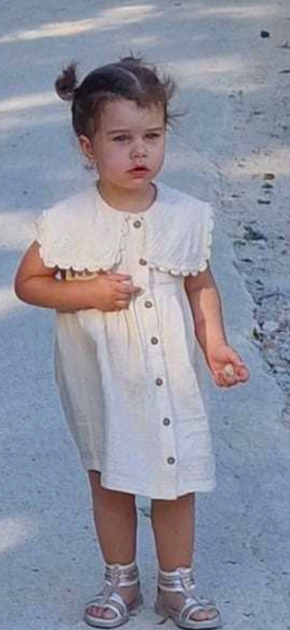 Léna participe au concours pour gagner de l'argent avec cette photo : baby_toddler_clothing, blazer, collar, day_dress, dress, dress_shirt, gesture, hairstyle, hand, joint, neck, outerwear, person, photograph, shoulder, skin, sleeve, standing, toddler, waist