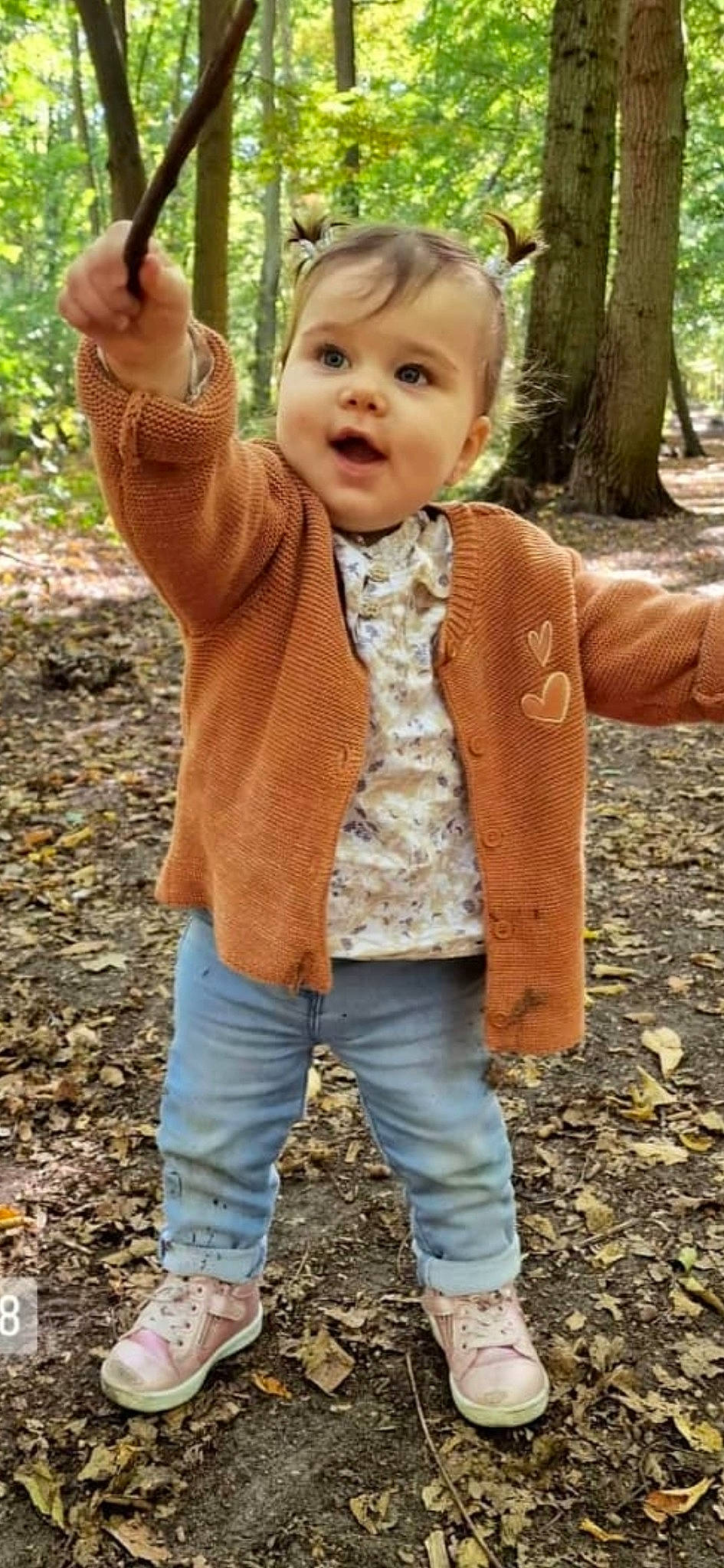 Léna a rejoint le concours — aidez-le/la à gagner de superbes lots ! baby_toddler_clothing, blond, child, eye, face, fawn, gesture, grass, hair, happy, head, leaf, pattern, people_in_nature, person, plant, sleeve, toddler, tree, wood