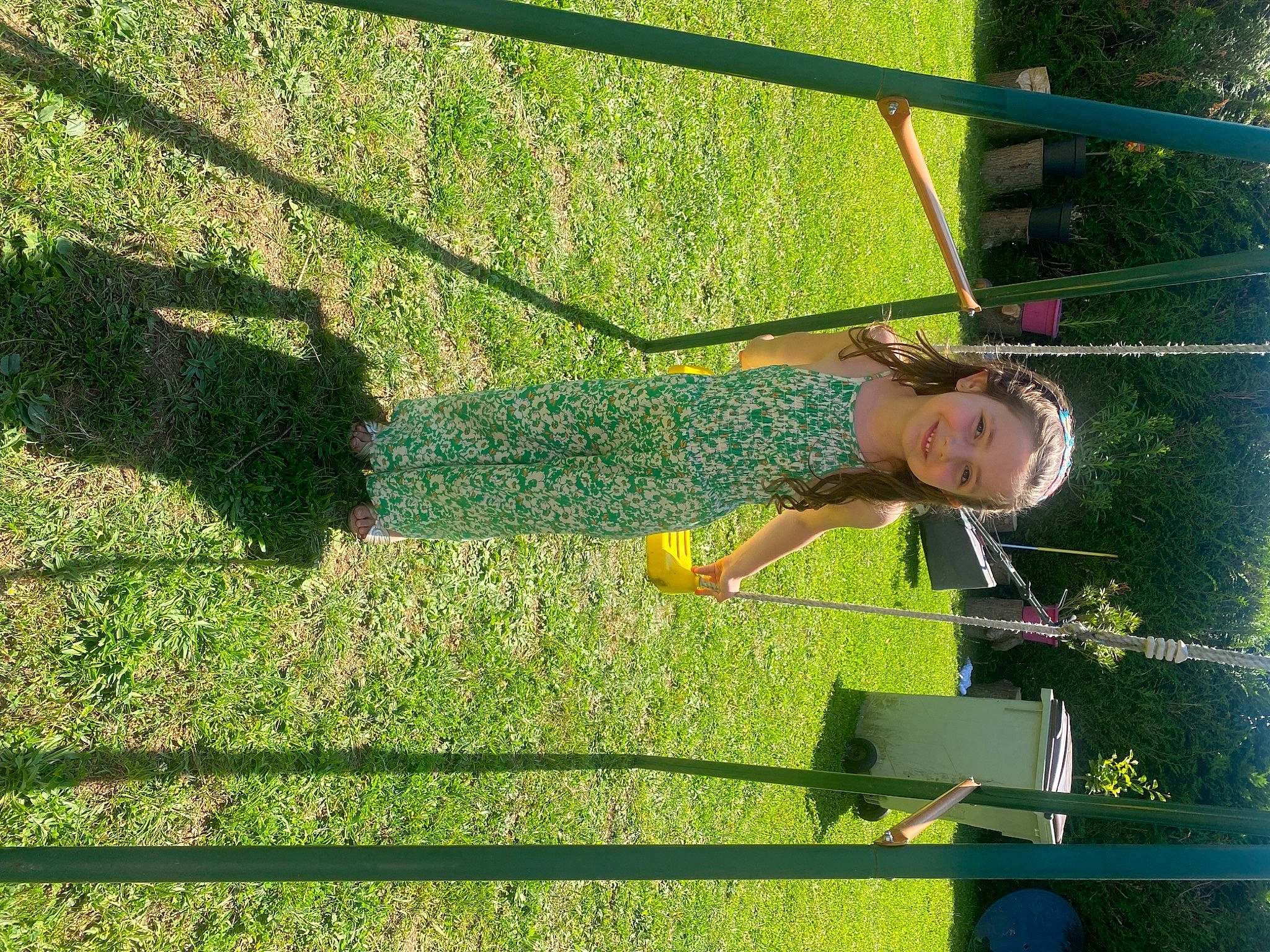 Eden a rejoint le concours — aidez-le/la à gagner de superbes lots ! agriculture, fun, garden, grass, grass_family, joy, landscape, lawn, leisure, mesh, net, people_in_nature, person, plant, plantation, recreation, shade, shadow, shrub, smile