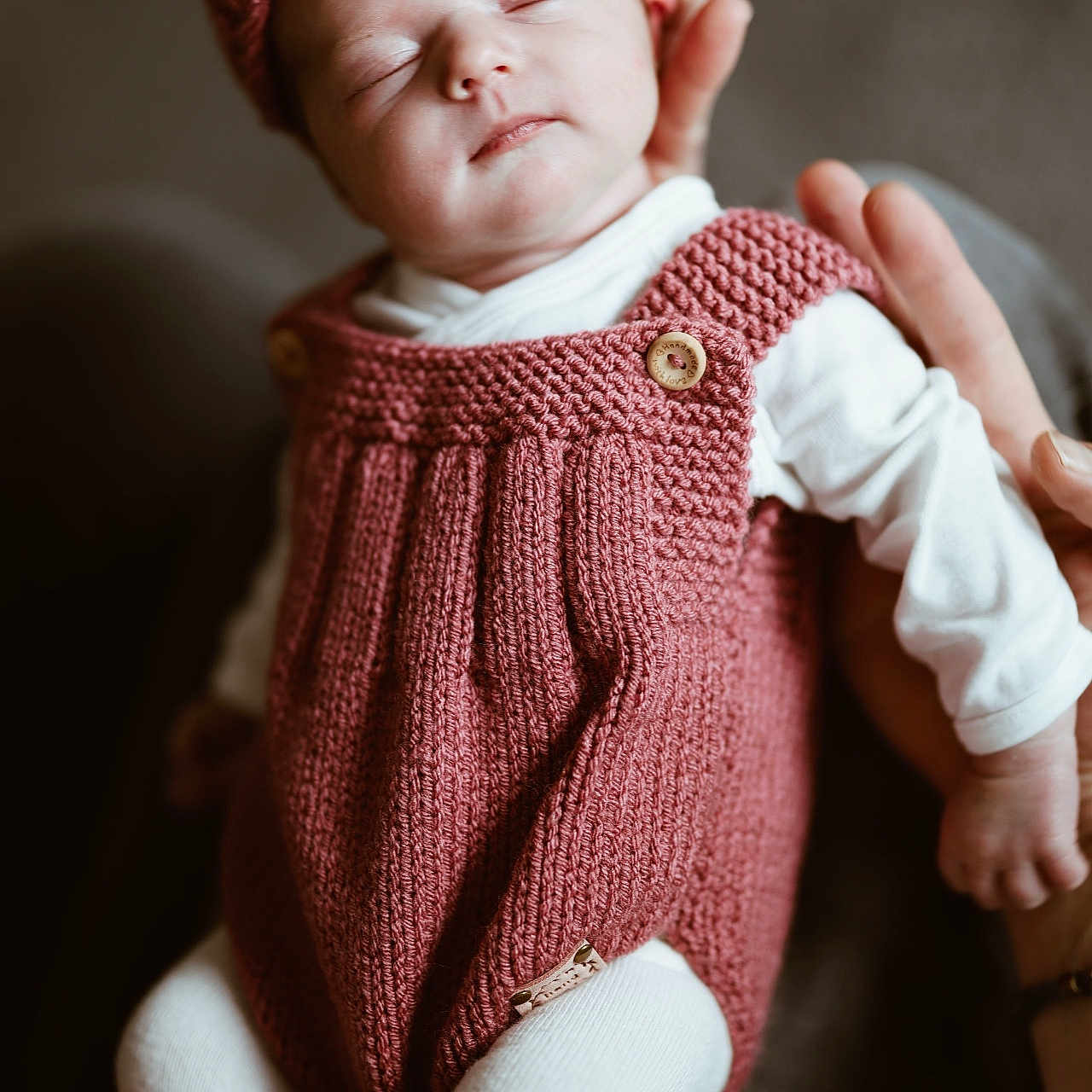 Giulia participe au concours pour gagner de l'argent avec cette photo : baby, beanie, bonnet, cap, clothing, coat, face, glove, happy, hat, head, hosiery, knitwear, newborn, person, photography, portrait, smile, sock, sweater