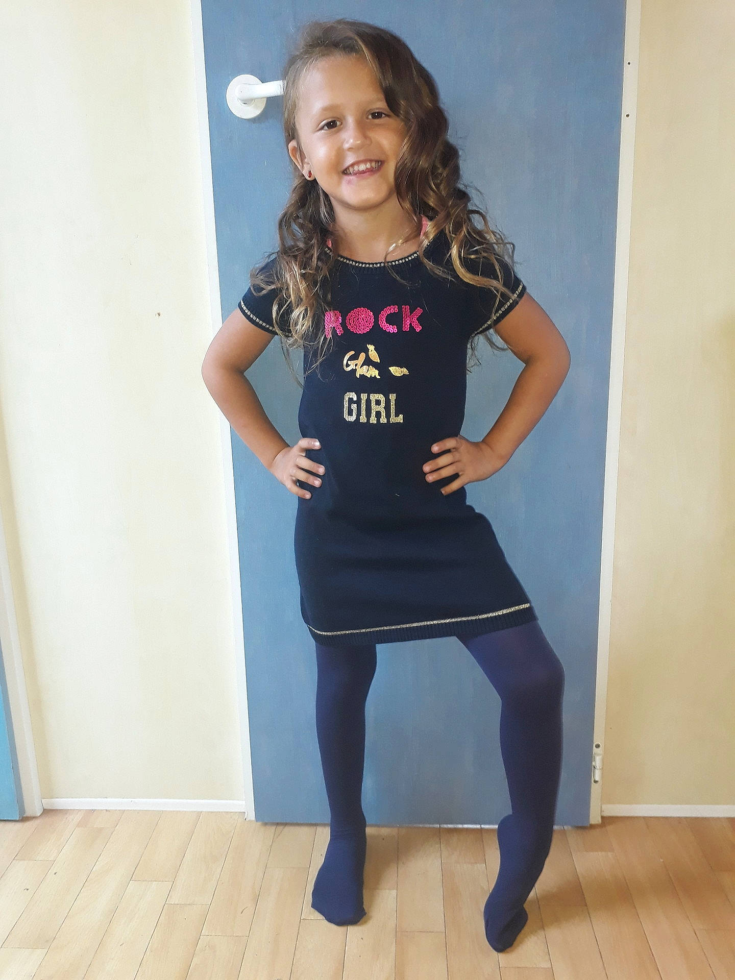 Maylie a rejoint le concours — aidez-le/la à gagner de superbes lots ! abdomen, blue, clothing, dress, fashion_accessory, footwear, girl, jeans, joint, joy, leg, leggings, person, product, shoe, shoulder, standing, t_shirt, thigh, tights