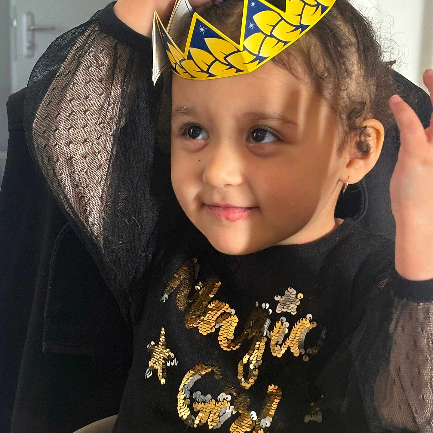 Kataleya participe au concours pour gagner de l'argent avec cette photo : accessories, baby, bodypart, bracelet, clothing, coat, crown, face, finger, hand, happy, head, jacket, jewelry, person, photography, portrait, sleeve, smile, tiara