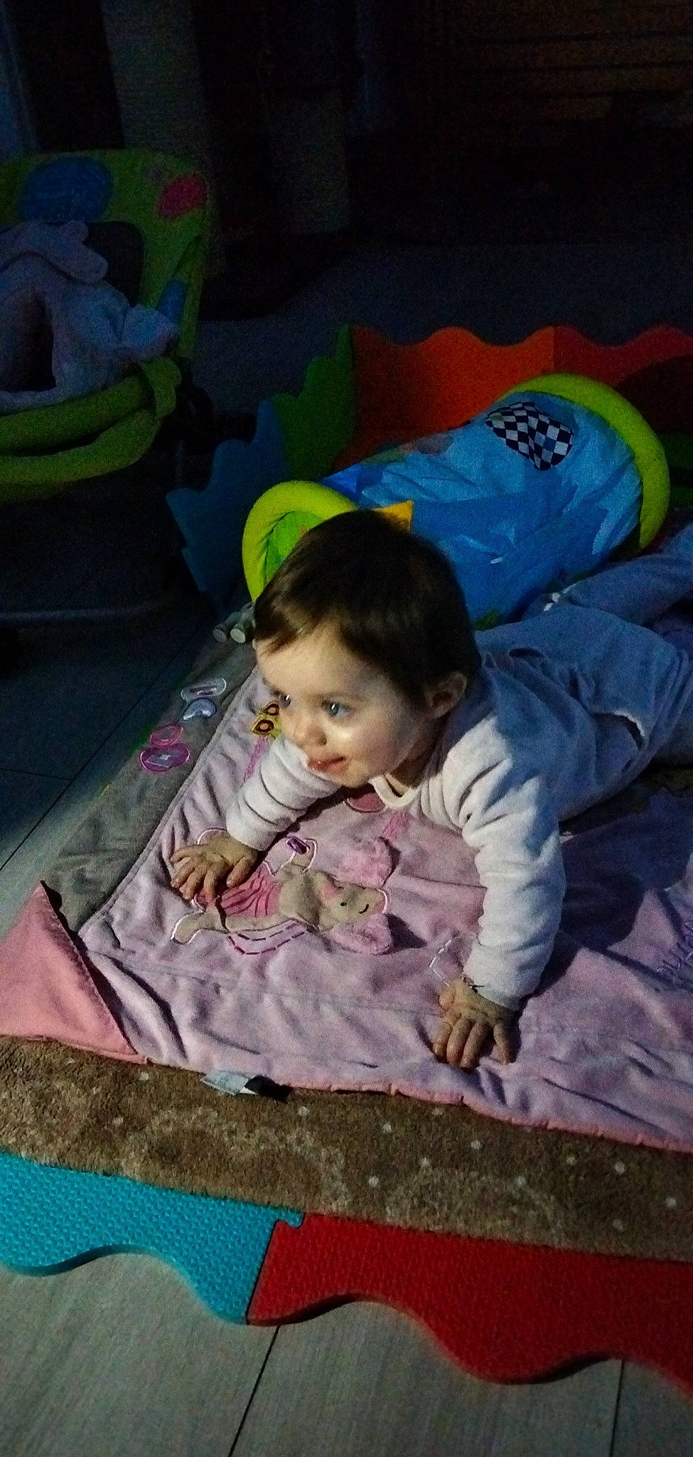 Lya a rejoint le concours — aidez-le/la à gagner de superbes lots ! baby, baby_products, baby_toddler_clothing, baby_toys, cheek, child, comfort, crawling, flooring, fun, grass, linens, pattern, person, play, product, room, sitting, smile, textile