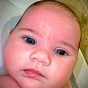 Maëly a rejoint le concours — aidez-le/la à gagner de superbes lots ! baby, bath, bathtub, cheeks, child, closeup, curious_expression, eyelashes, eyes, face, forehead, head, infant, lips, nose, portrait, skin, tile, water, wet_skin