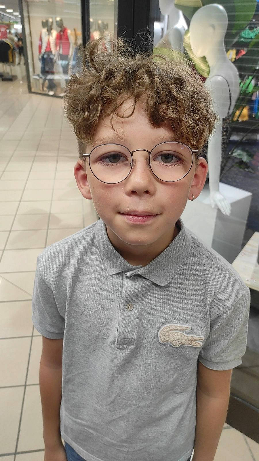 Nohe participe au concours pour gagner de l'argent avec cette photo : child, collar, cool, dress_shirt, eyewear, forehead, fun, gesture, glasses, happy, jaw, nose, person, personal_protective_equipment, portrait_photography, sleeve, t_shirt, toddler, uniform, vacation