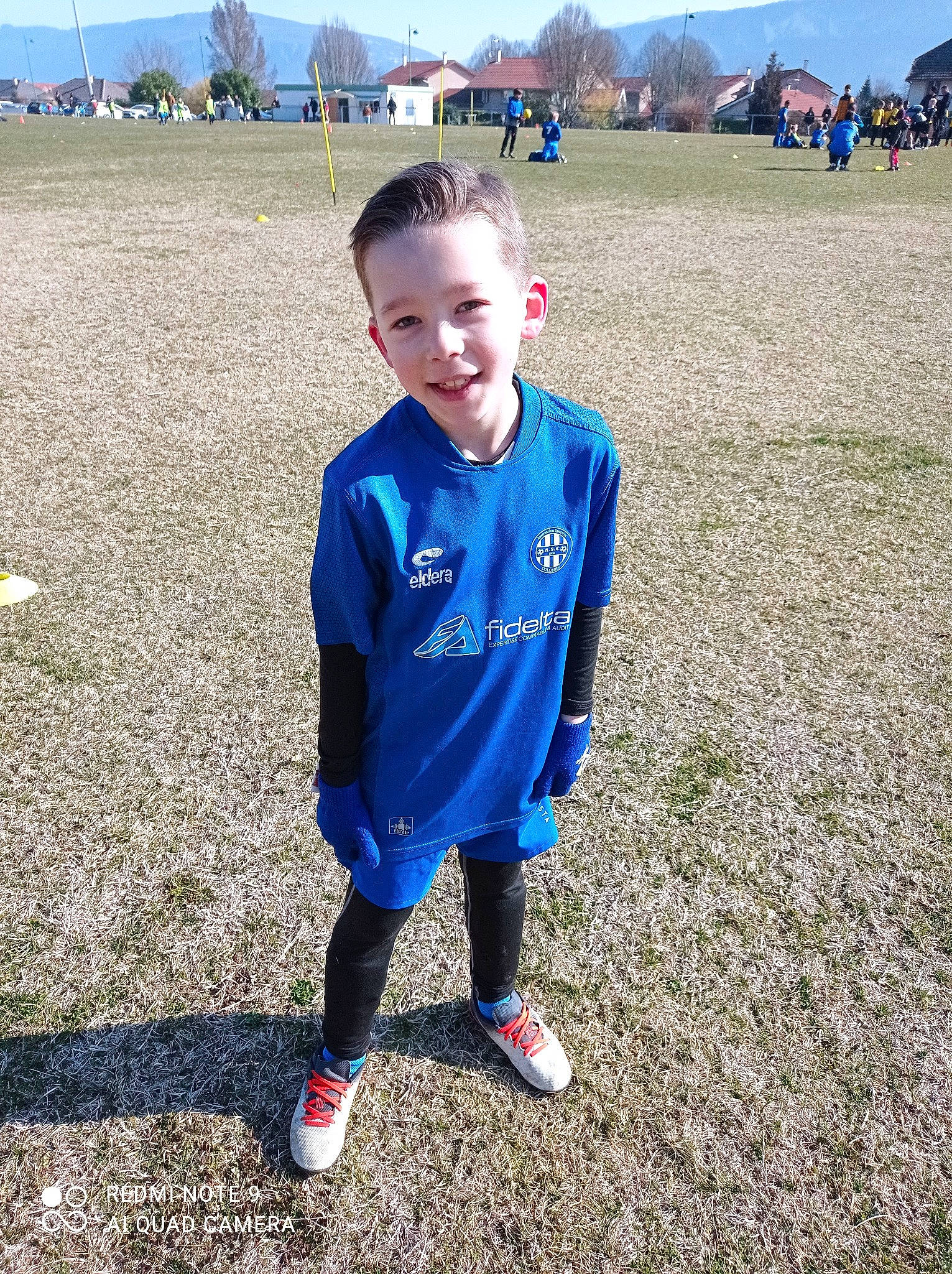 Nohe participe au concours pour gagner de l'argent avec cette photo : child, electric_blue, fun, grass, grassland, happy, joy, landscape, leisure, people_in_nature, person, play, player, recreation, sky, sleeve, smile, soil, sportswear, t_shirt