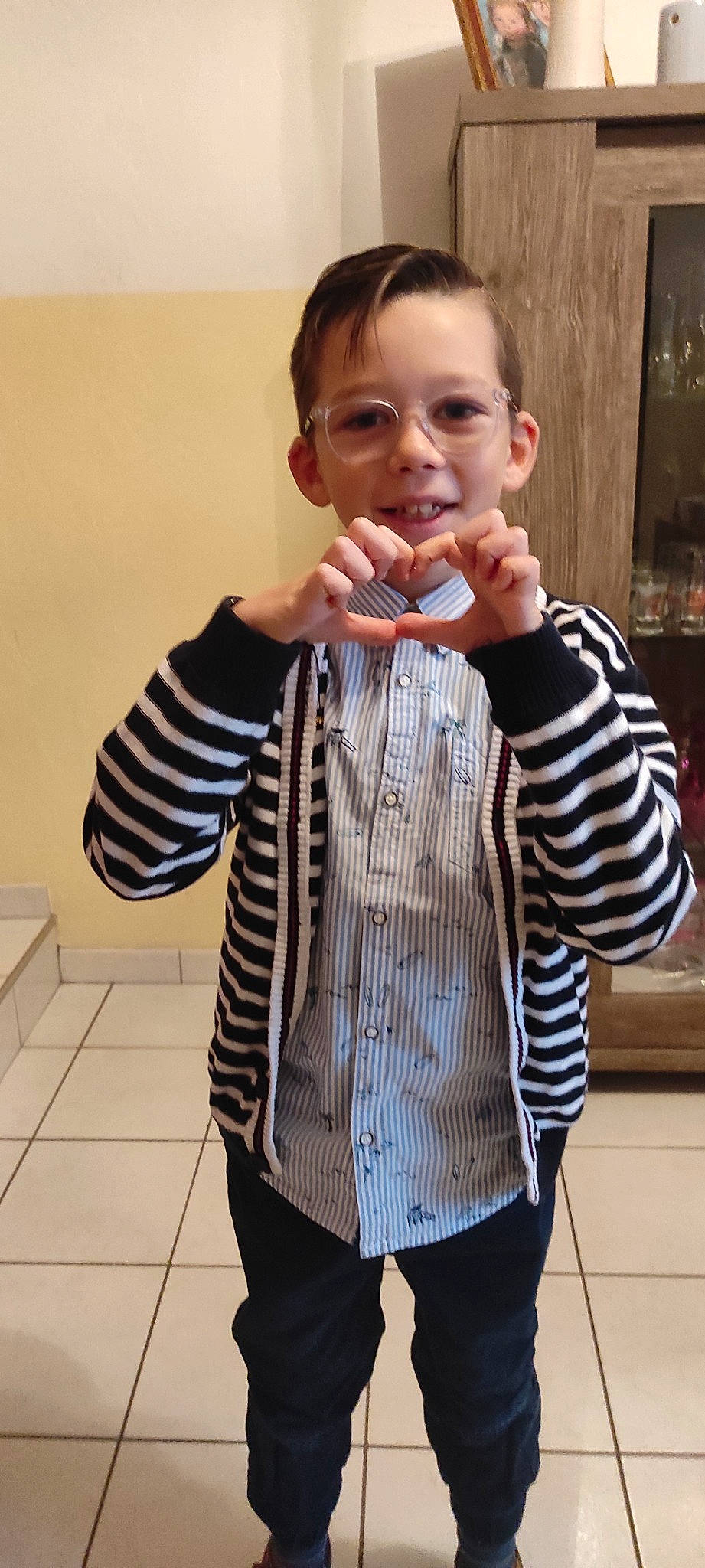 Nohe participe au concours pour gagner de l'argent avec cette photo : baby_toddler_clothing, blazer, collar, dress_shirt, eyelash, face, gesture, hand, happy, human_body, joint, joy, neck, nose, outerwear, person, shoulder, sleeve, t_shirt, textile