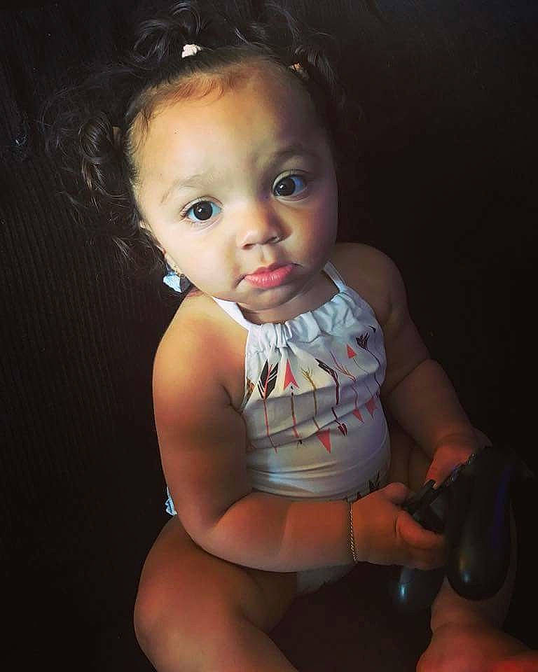 Kharinah is registered to the contest to win money with this photo: abdomen, arm, cheek, child, ear, eye, finger, girl, hand, head, human_body, human_hair_color, infant, leg, mouth, person, skin, toddler, trunk