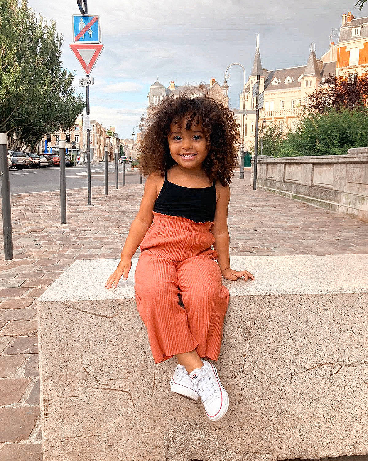 Peyton a rejoint le concours — aidez-le/la à gagner de superbes lots ! cool, denim, eyewear, face, fashion_design, happy, joy, knee, leisure, long_hair, magenta, person, sky, sleeve, street_fashion, summer, thigh, tints_and_shades, tree, trunk