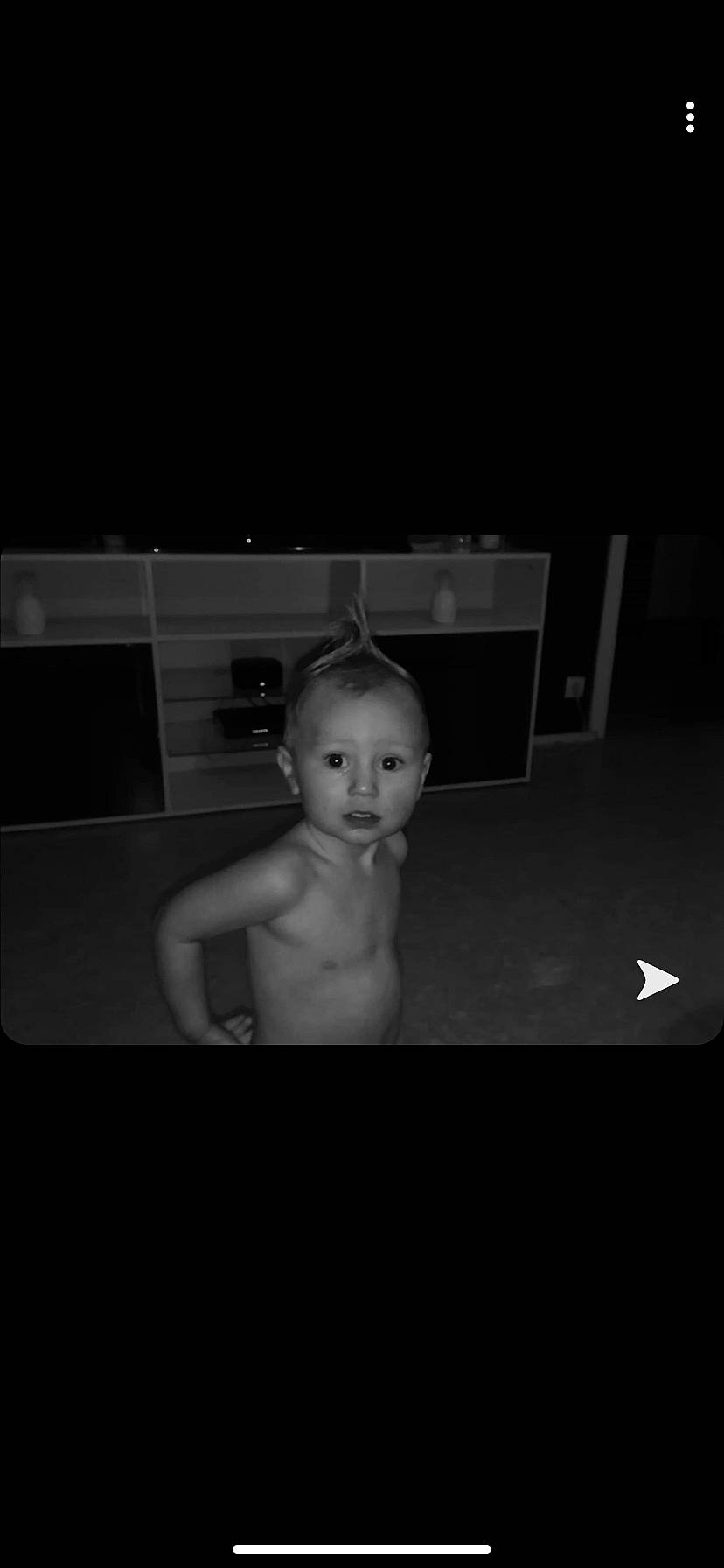 Solan participe au concours pour gagner de l'argent avec cette photo : arm, baby, black, black_and_white, child, darkness, eye, face, flash_photography, fun, head, monochrome, monochrome_photography, night, person, photograph, photography, room, snapshot, toddler