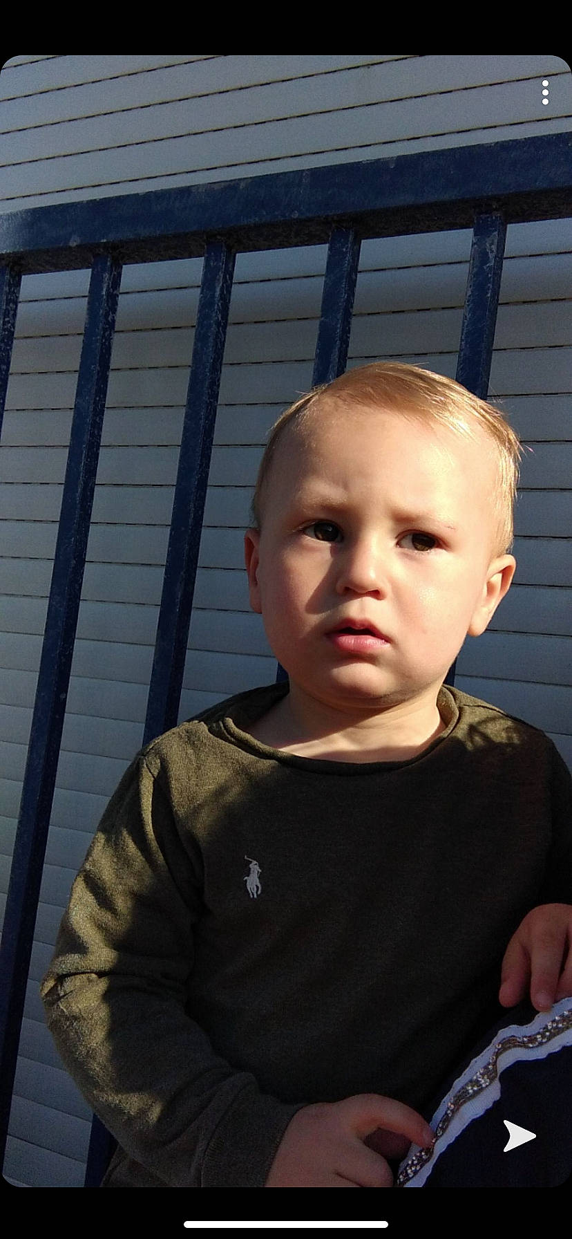 Solan participe au concours pour gagner de l'argent avec cette photo : cheek, child, chin, face, forehead, head, person, sorrow, toddler, window