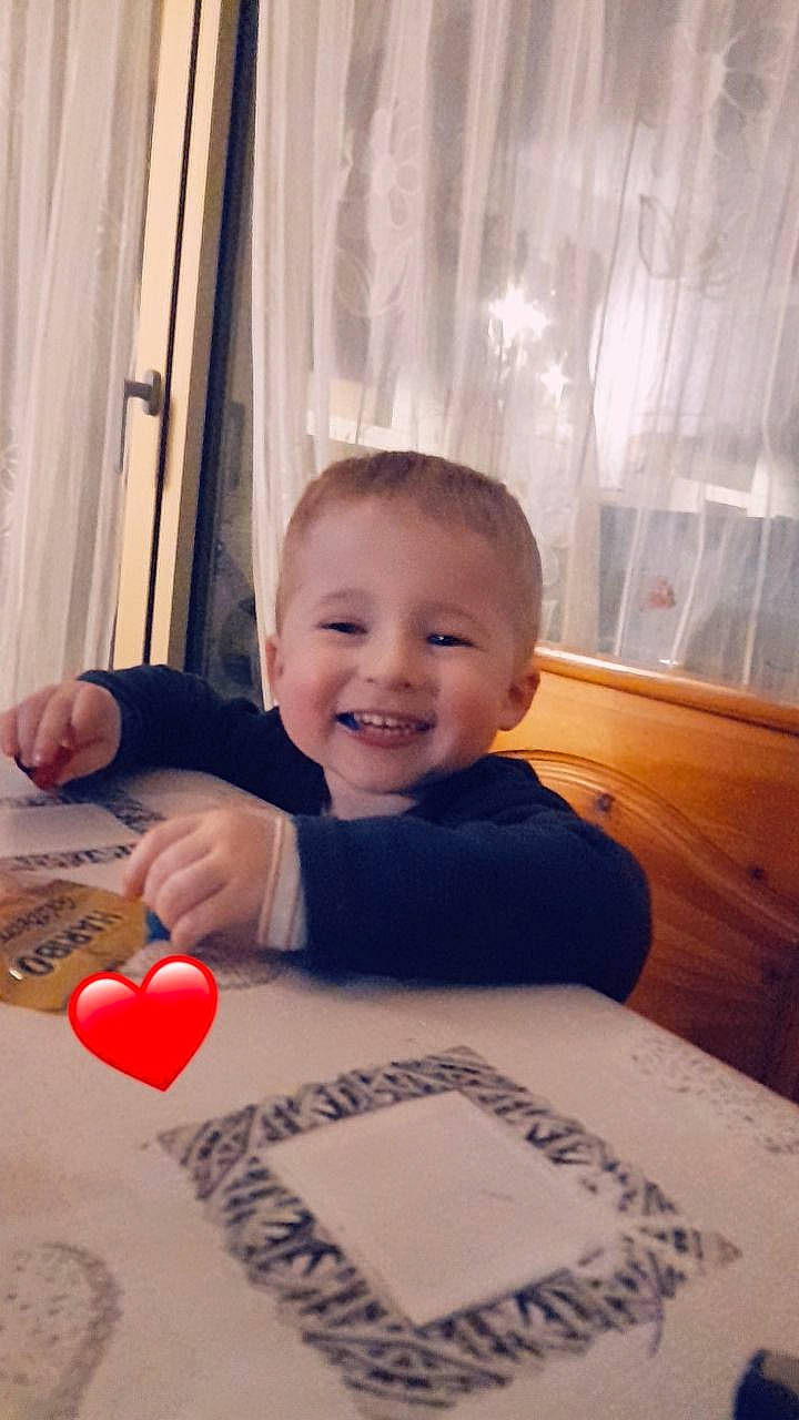 Sacha participe au concours pour gagner de l'argent avec cette photo : arm, baby, baby_toddler_clothing, beauty, carmine, cheek, child, curtain, facial_expression, finger, flooring, fun, hand, happy, joy, nose, person, smile, t_shirt, table