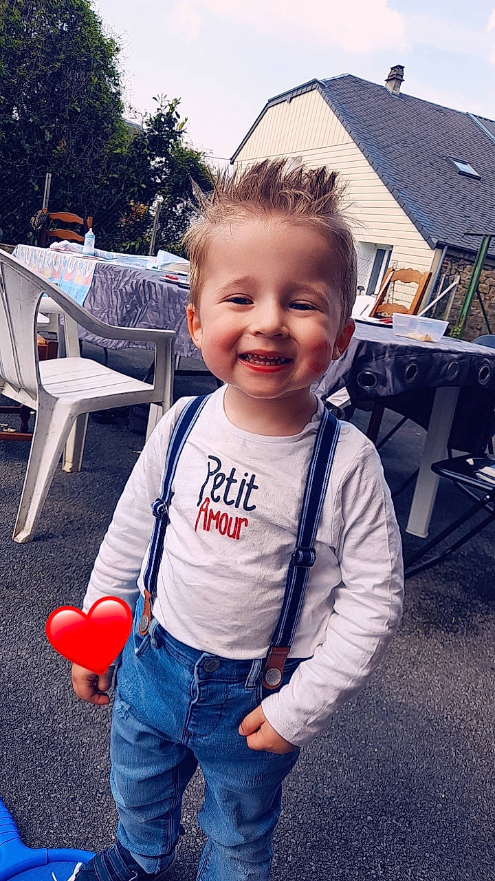 Sacha a rejoint le concours — aidez-le/la à gagner de superbes lots ! baby, balloon, child, denim, electric_blue, fun, grass, happy, joy, leisure, person, recreation, sitting, sky, smile, standing, t_shirt, toddler, travel, tree