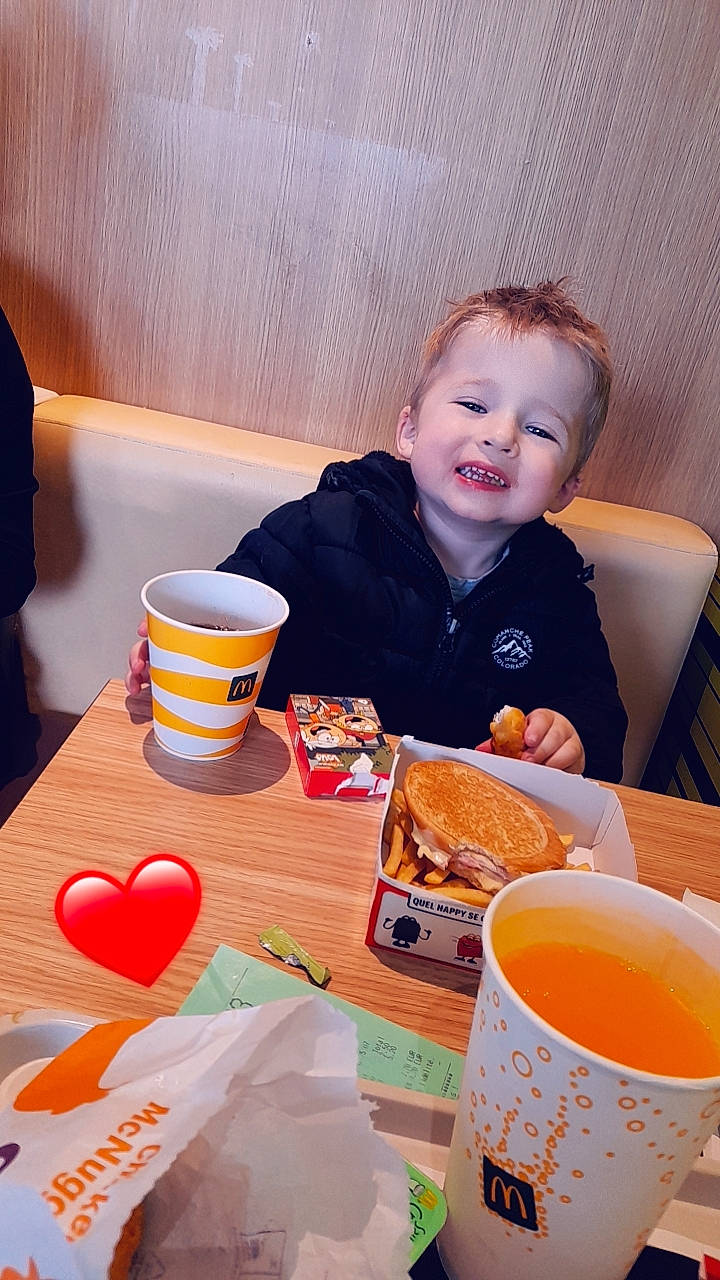 Sacha a rejoint le concours — aidez-le/la à gagner de superbes lots ! beauty, chair, child, coffee, coffee_cup, cup, drink, drinkware, ingredient, joy, orange, person, plate, serveware, sharing, smile, sweetness, table, tableware, tea