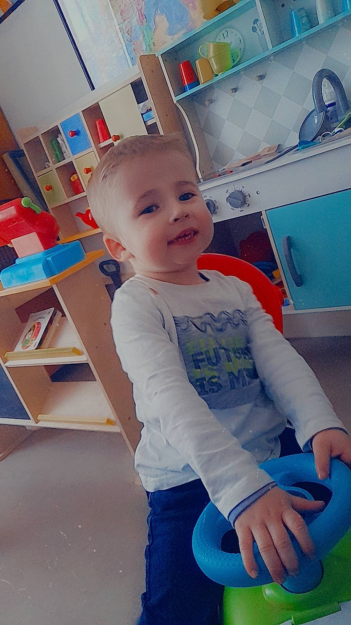 Sacha participe au concours pour gagner de l'argent avec cette photo : baby, baby_toddler_clothing, blue, bookcase, cheek, child, electric_blue, flooring, fun, happy, head, jeans, person, play, shelf, skin, sleeve, smile, standing, t_shirt