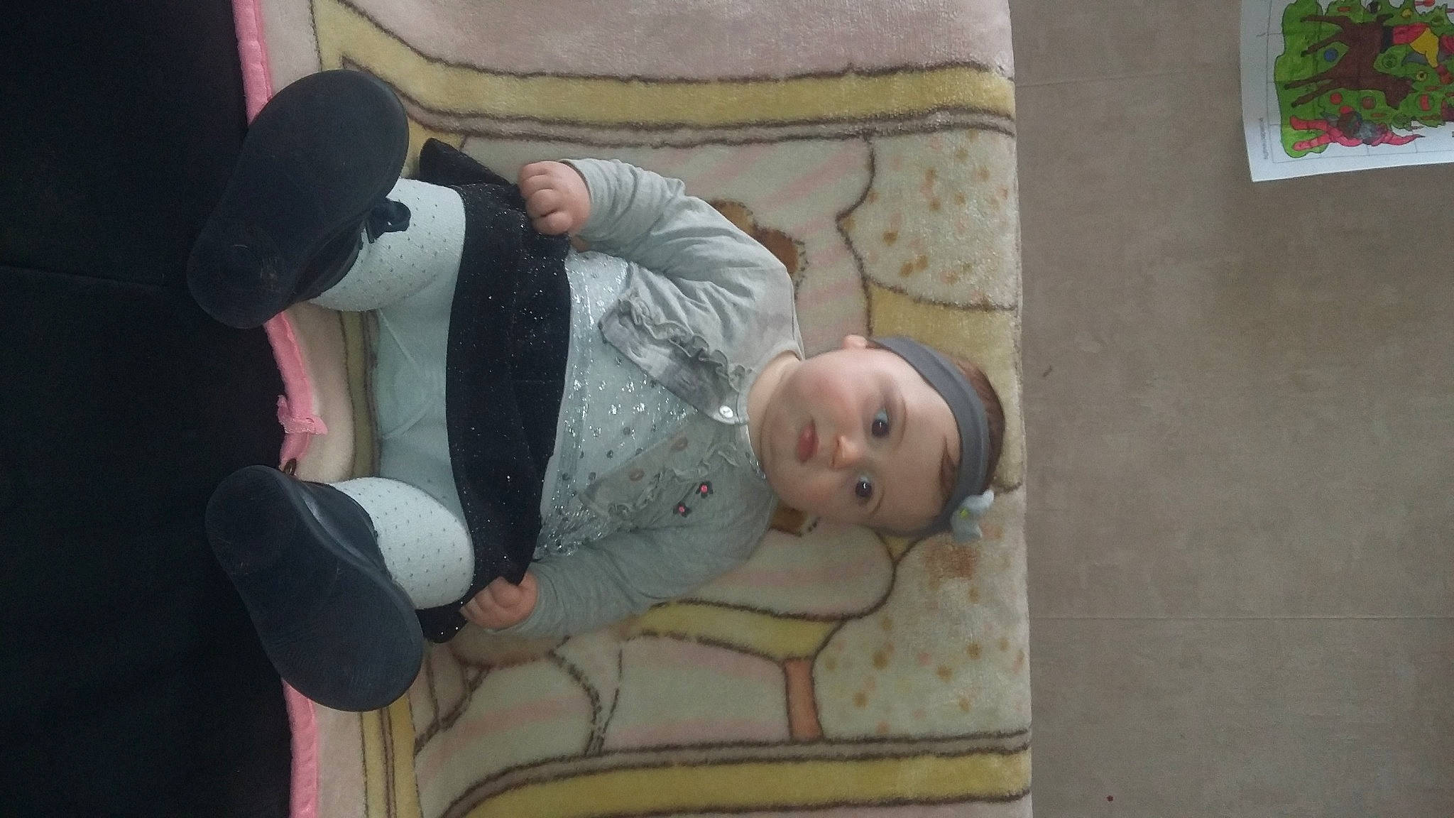 Athèna a rejoint le concours — aidez-le/la à gagner de superbes lots ! baby, baby_toddler_clothing, comfort, lap, living_room, person, slipcover