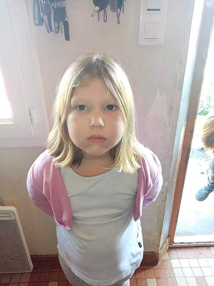 Shaina participe au concours pour gagner de l'argent avec cette photo : blond, bob_cut, child, hair, hair_coloring, hairstyle, long_hair, person, smile, t_shirt, toddler