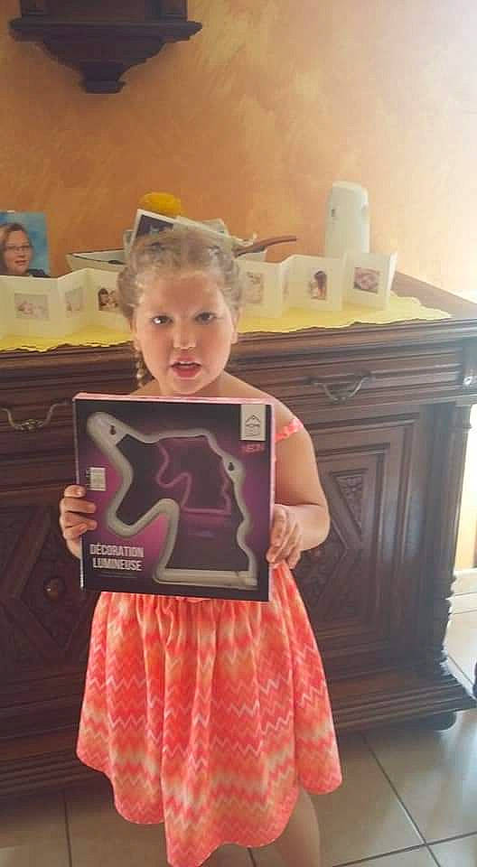 Shaina a rejoint le concours — aidez-le/la à gagner de superbes lots ! blond, blurred, child, child_model, costume, dress, furniture, person, pink, play, textile, toddler