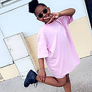 Syhanna a rejoint le concours — aidez-le/la à gagner de superbes lots ! child, pink_tshirt, sunglasses, peace_sign, pose, outdoor, concrete, black_shoes, hair_puff, smile, casual, young, person, fashion, playful, fun, cool, happy, street, urban