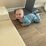 Noa a rejoint le concours — aidez-le/la à gagner de superbes lots ! baby, babycrawling, clothing, crawling, face, hardwood, head, hiding, indoors, interiordesign, pants, person, photography, portrait, wood