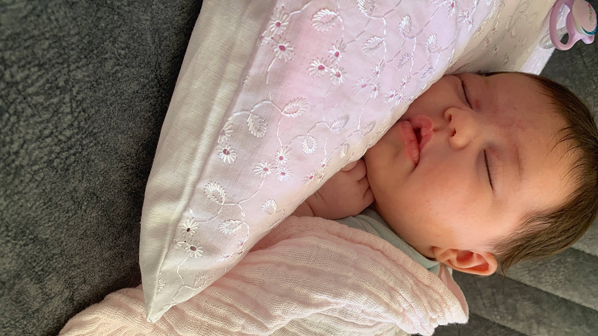 Zeliha participe au concours pour gagner de l'argent avec cette photo : baby, baby_products, baby_sleeping, baby_toddler_clothing, bedding, bedtime, cheek, child, comfort, eyelash, fashion_accessory, hand, linens, lip, pattern, person, pink, skin, sleeve, textile