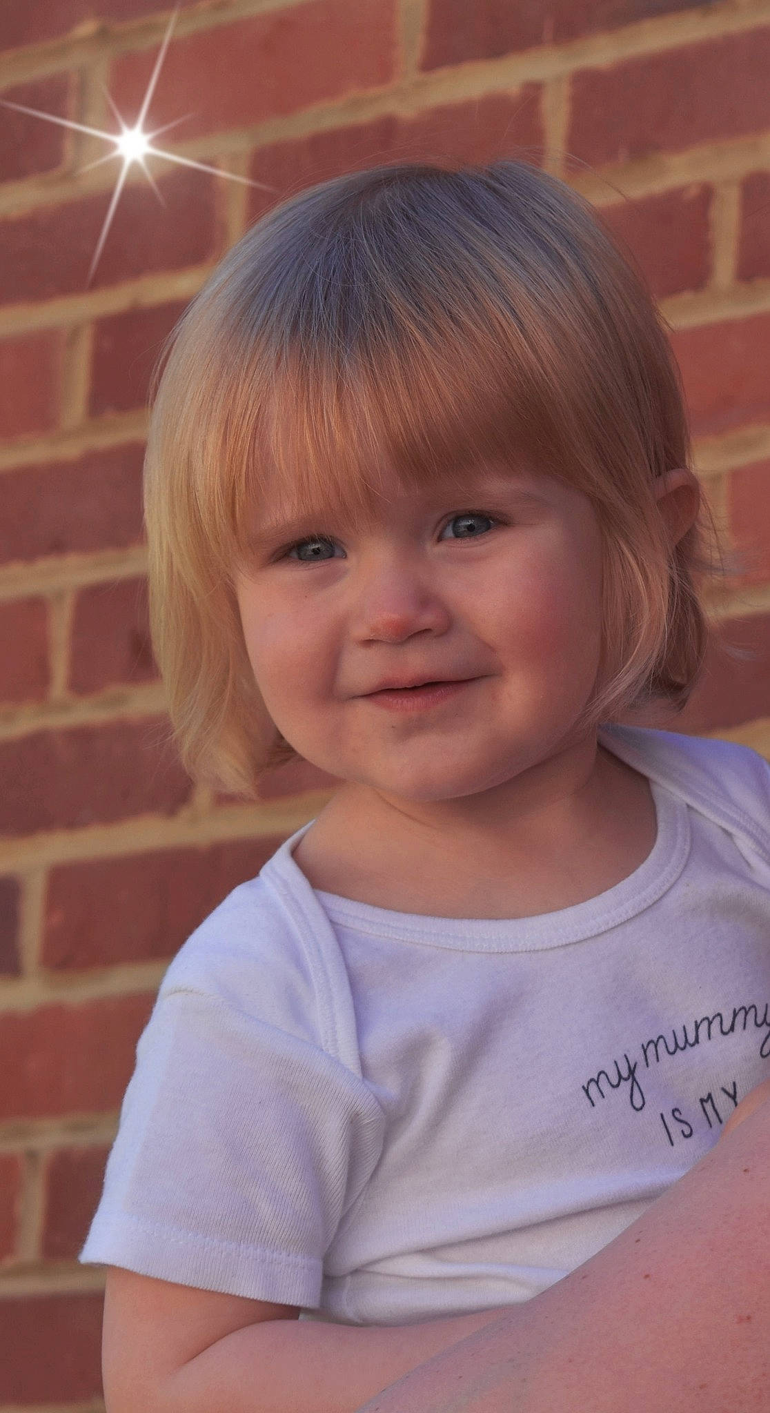 Margaux participe au concours pour gagner de l'argent avec cette photo : cheek, chin, eyebrow, eyelash, face, forehead, hairstyle, happy, iris, jaw, joy, lip, mouth, neck, nose, person, shoulder, skin, sleeve, smile