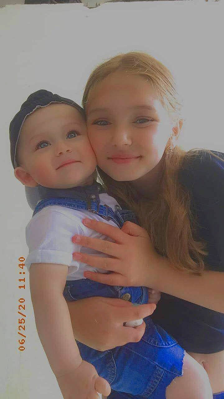 Ane?ka a rejoint le concours — aidez-le/la à gagner de superbes lots ! abdomen, blond, chest, face, facial_expression, fun, gesture, happy, headwear, interaction, iris, joint, joy, lip, people_in_nature, person, shoulder, skin, smile, standing