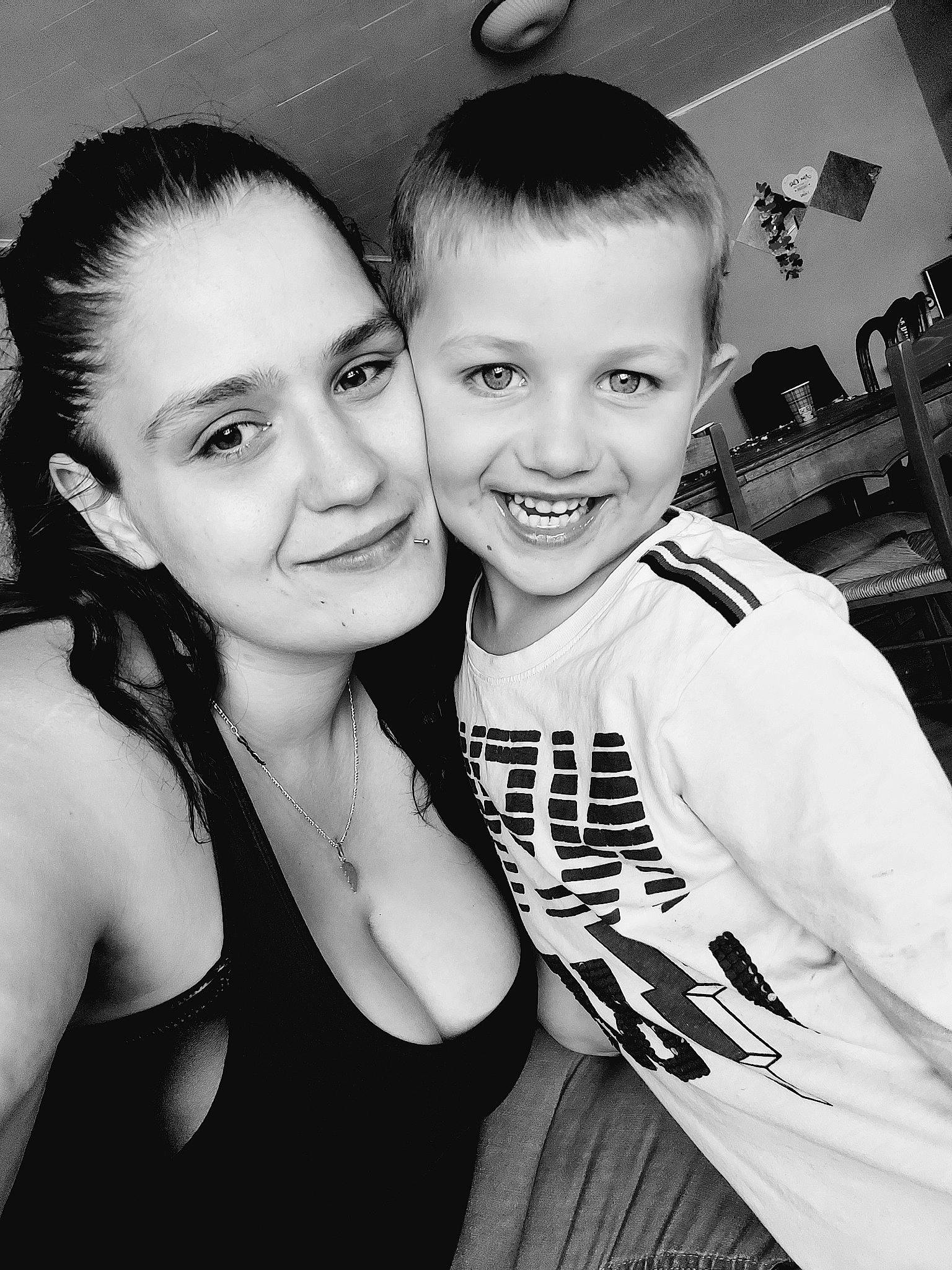 Tizianno participe au concours pour gagner de l'argent avec cette photo : black_and_white, cool, eye, eyebrow, fashion, flash_photography, gesture, hair, hairstyle, happy, head, iris, joy, monochrome, organ, person, shoulder, smile, social_group, standing