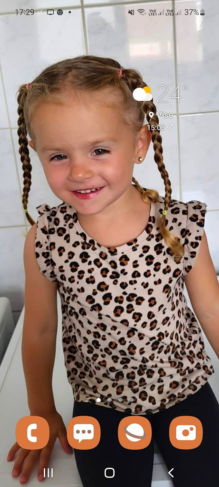 Lorena a rejoint le concours — aidez-le/la à gagner de superbes lots ! chin, eye, eyebrow, eyelash, face, fashion, gesture, hair, happy, head, human_body, joint, joy, neck, organ, outerwear, person, shoulder, sleeve, smile