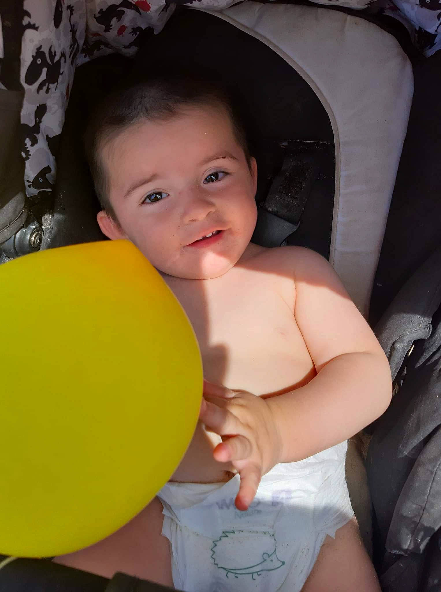 Alessio a rejoint le concours — aidez-le/la à gagner de superbes lots ! abdomen, baby, balloon, chest, child, event, face, finger, flash_photography, fun, happy, muscle, party_supply, person, sitting, skin, smile, standing, thigh, toddler
