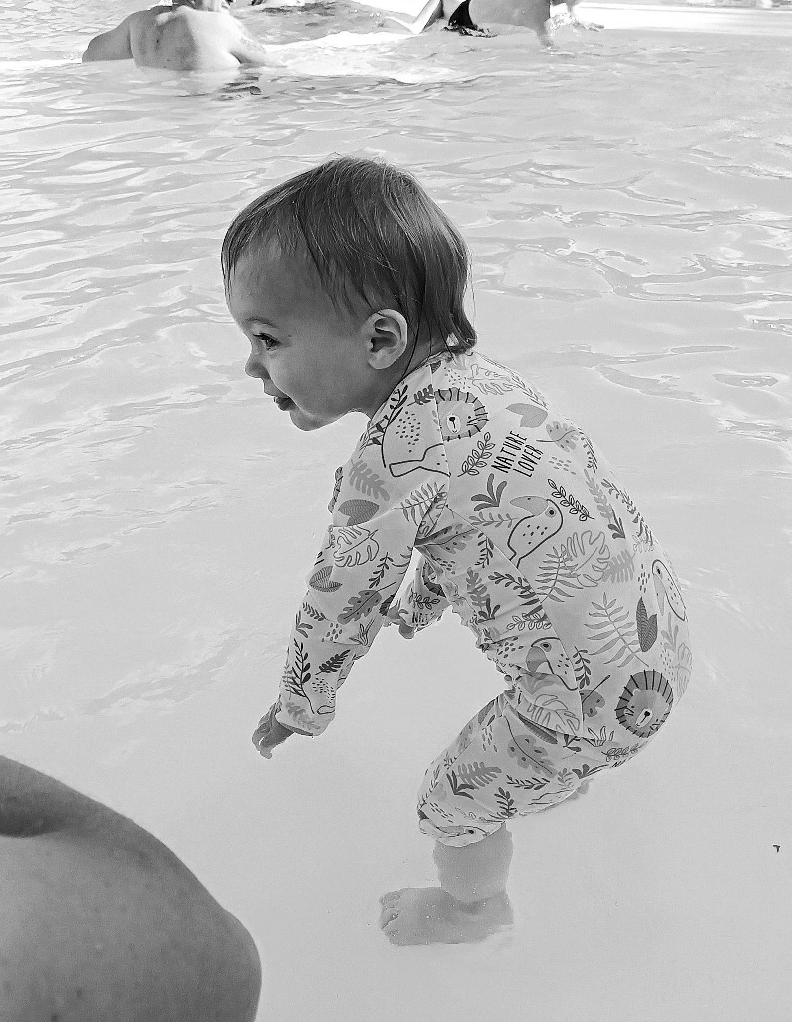 Thylio a rejoint le concours — aidez-le/la à gagner de superbes lots ! baby, baby_toddler_clothing, black_and_white, child, facial_expression, fun, hairstyle, hand, happy, head, human_body, monochrome, monochrome_photography, person, photograph, play, skin, sleeve, style, toddler