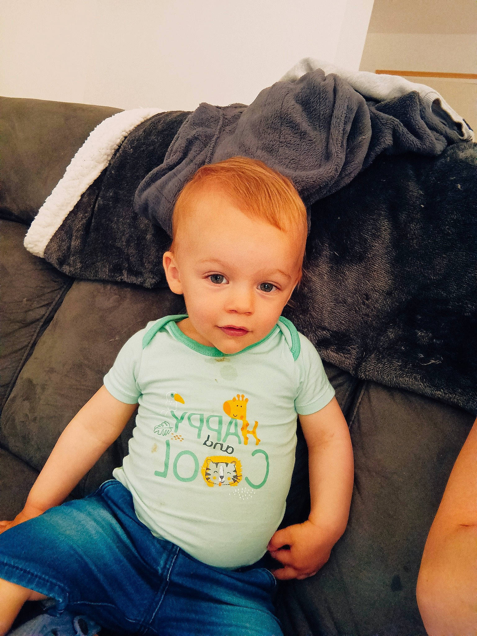 Thylio participe au concours pour gagner de l'argent avec cette photo : baby, baby_toddler_clothing, beauty, cheek, comfort, cool, couch, fashion, flash_photography, happy, jeans, neck, people, person, shoulder, skin, sleeve, t_shirt, thigh, toddler