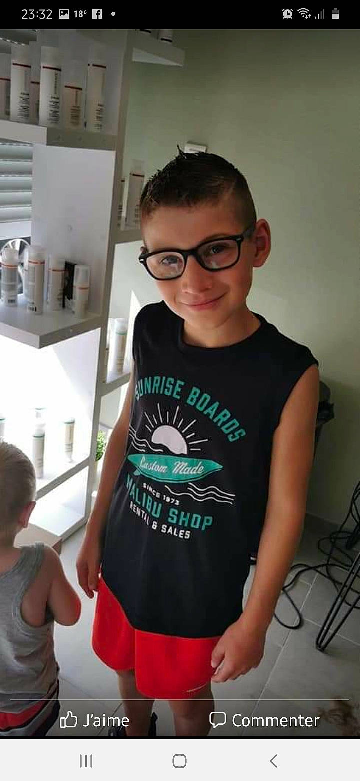 Lucas participe au concours pour gagner de l'argent avec cette photo : arm, chin, clothing, eyebrow, eyewear, gesture, glasses, goggles, hair, hand, jaw, joint, joy, mouth, muscle, neck, person, shoulder, sleeve, smile