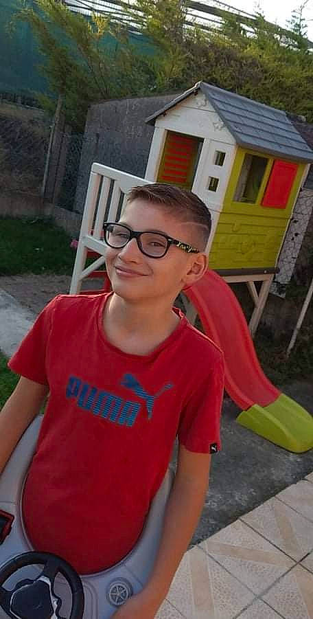 Lucas a rejoint le concours — aidez-le/la à gagner de superbes lots ! child, chin, event, eyewear, fun, glasses, grass, happy, joy, leisure, mouth, person, plant, recreation, sitting, smile, summer, t_shirt, tree, vacation