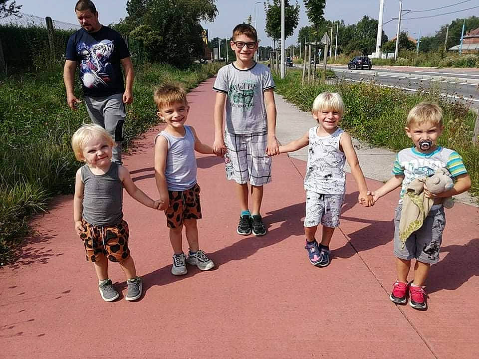 Lucas a rejoint le concours — aidez-le/la à gagner de superbes lots ! asphalt, child, event, footwear, fun, happy, joy, landscape, leisure, people_in_nature, person, plant, recreation, shoe, shorts, sky, smile, sneakers, toddler, travel