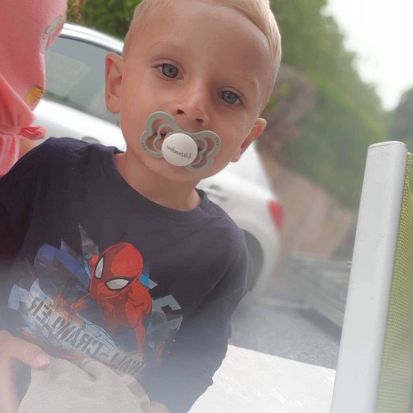 Lissandro participe au concours pour gagner de l'argent avec cette photo : active_shirt, baby, beard, carmine, cool, eyewear, finger, fun, gesture, happy, joint, leisure, lip, mouth, neck, person, shoulder, sleeve, t_shirt, toddler