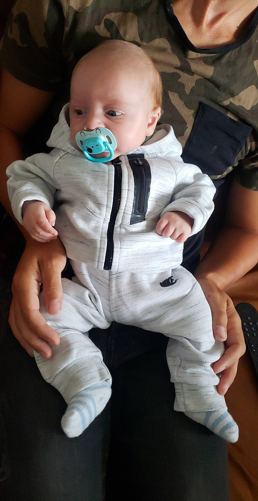 Lenny participe au concours pour gagner de l'argent avec cette photo : baby, baby_toddler_clothing, cheek, child, comfort, eye, finger, flash_photography, foot, gesture, happy, head, knee, pattern, person, sitting, skin, sleeve, thumb, toddler