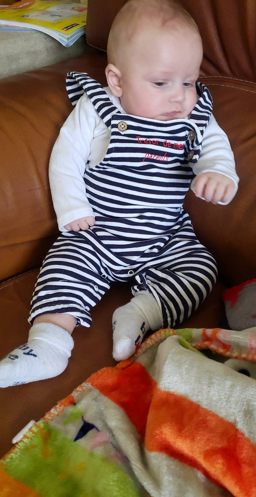 Lenny participe au concours pour gagner de l'argent avec cette photo : arm, baby, baby_toddler_clothing, carmine, child, comfort, human_leg, knee, lap, linens, pattern, person, pillow, sitting, skin, sleeve, sock, t_shirt, thigh, toddler