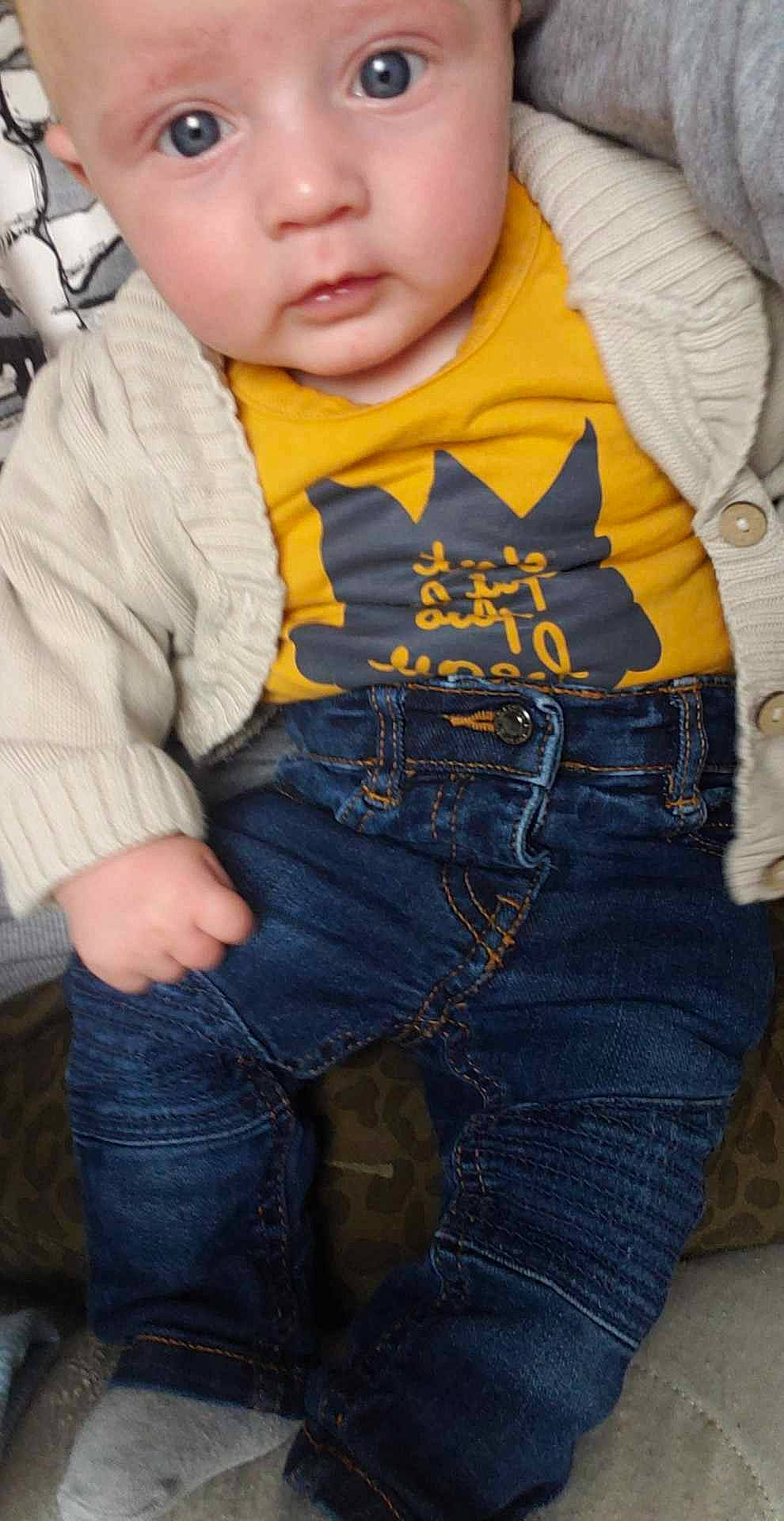 Lenny a rejoint le concours — aidez-le/la à gagner de superbes lots ! abdomen, baby, baby_toddler_clothing, belt, black, cheek, child, cool, denim, happy, jeans, pattern, person, sitting, sleeve, standing, t_shirt, toddler, top, white