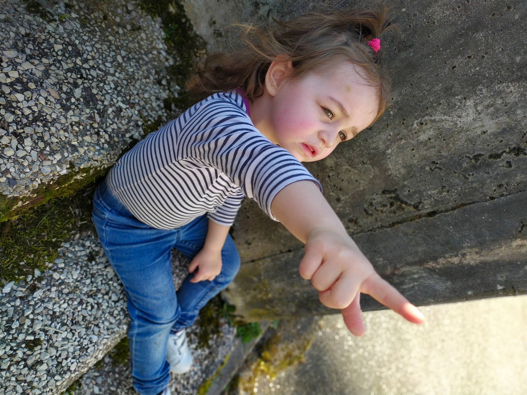 Maëlle participe au concours pour gagner de l'argent avec cette photo : child, fun, person, play, rock, smile, soil, toddler, tree, vacation