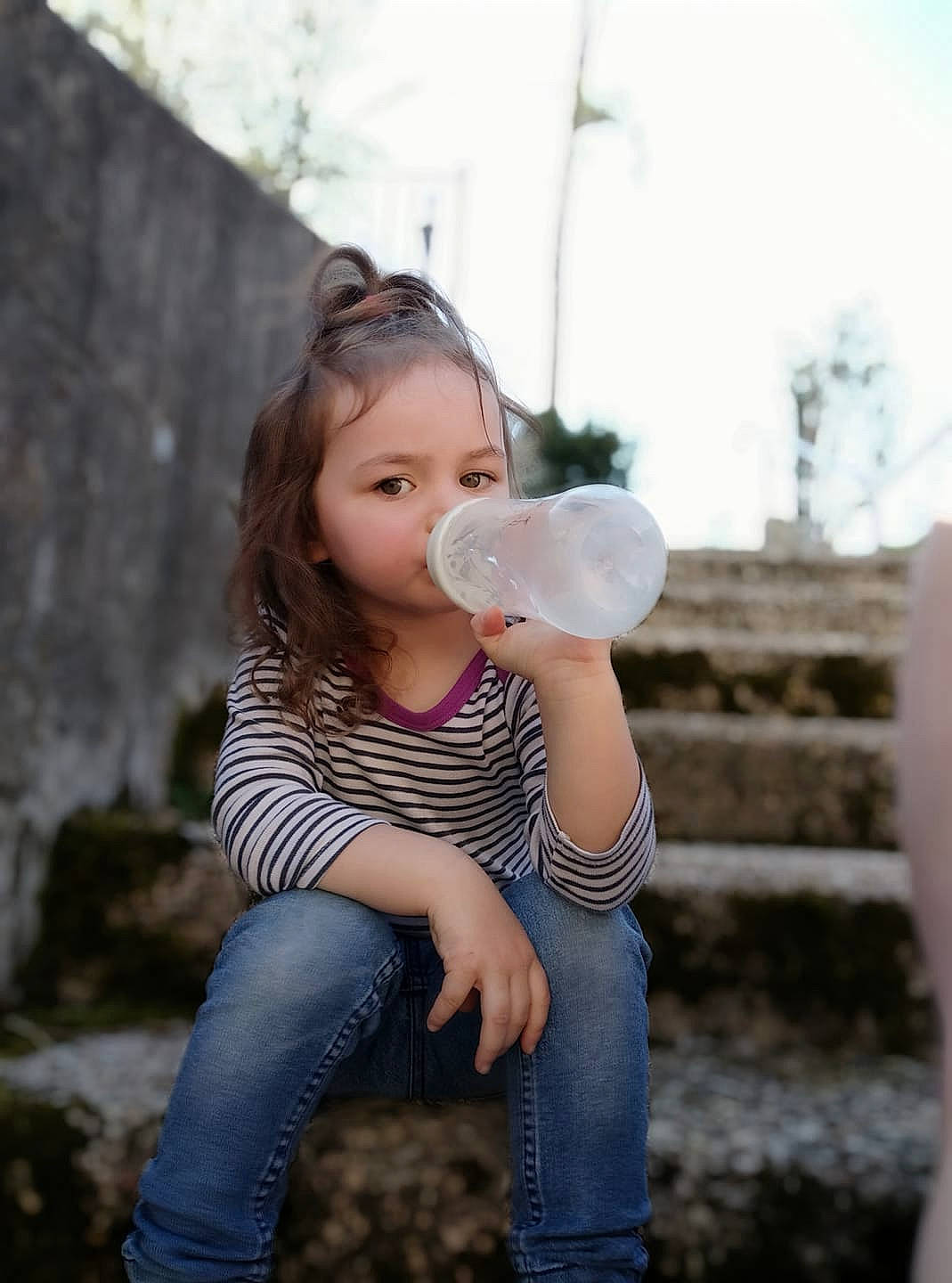 Maëlle a rejoint le concours — aidez-le/la à gagner de superbes lots ! abdomen, beauty, child, child_model, denim, fun, happy, jeans, leg, person, photograph, photography, portrait_photography, sitting, skin, smile, toddler, trunk